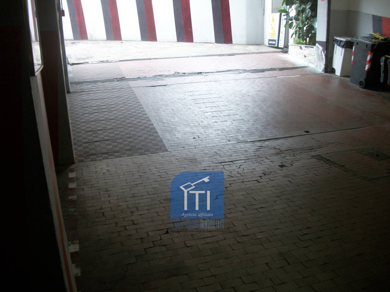 Magazzino in Vendita a Roma, 250'000€, 600 m²