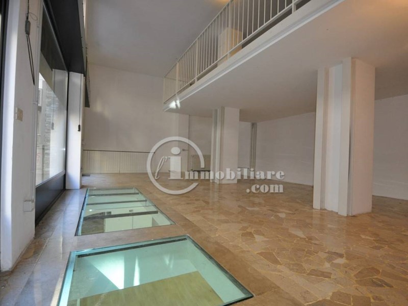 Negozio in Affitto a Milano, 5'000€, 195 m²