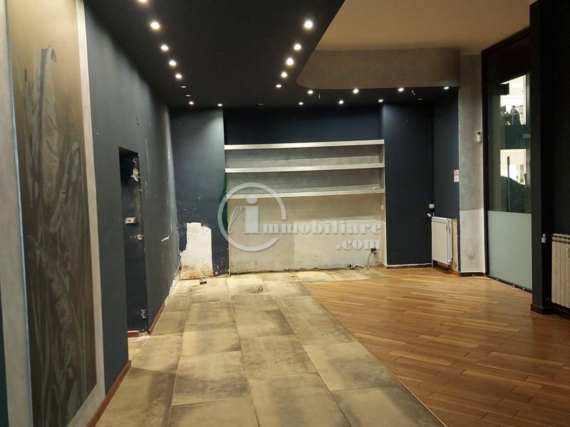 Negozio in Affitto a Milano, 8'000€, 220 m²