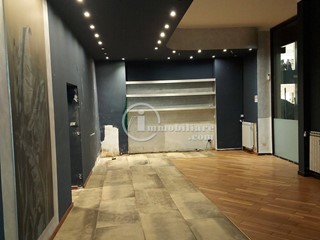 Negozio in Affitto a Milano, 8'000€, 220 m²