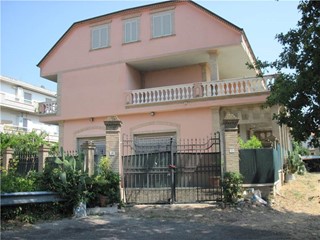 Casa Indipendente in Vendita a Grottammare, 270'000€, 390 m²