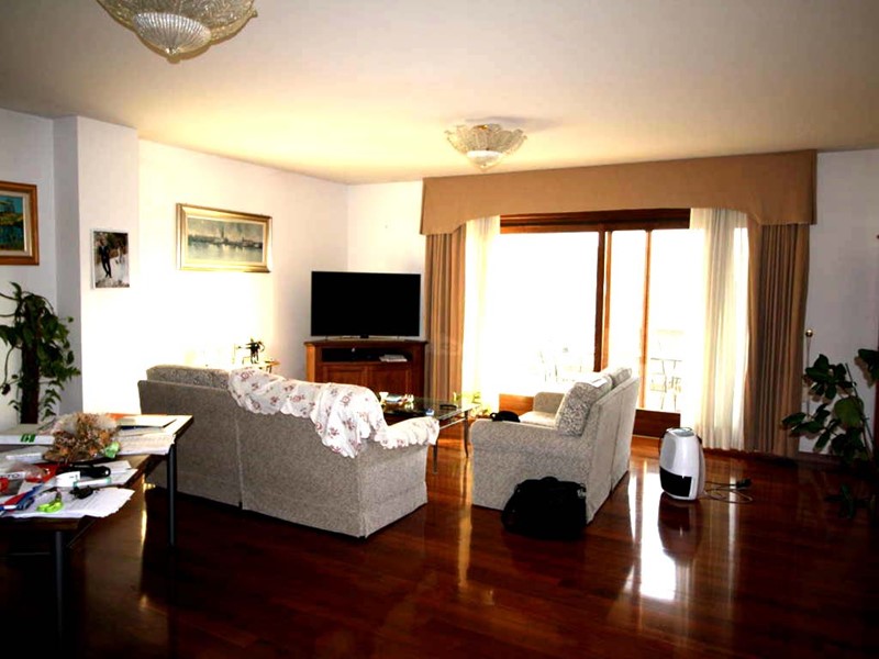 Villa in Vendita a Castel di Lama, 430'000€, 497 m²