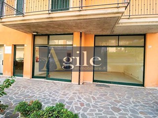 Attività commerciale in Affitto a Campofilone, 350€, 60 m²