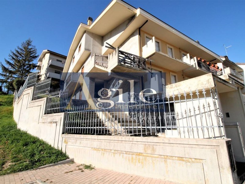 Appartamento in Vendita a Acquaviva Picena, 150'000€, 198 m², con Box