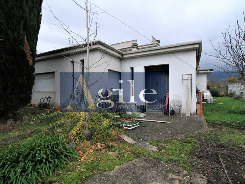 Villa in Vendita a Folignano, 300'000€, 372 m²