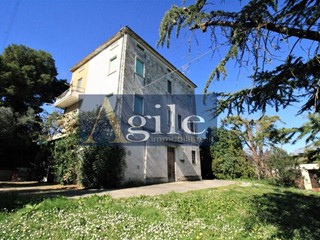 Casa Indipendente in Vendita a Montefiore dell'Aso, 130'000€, 291 m²