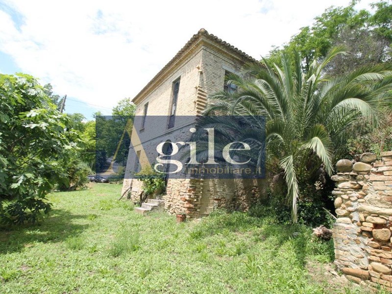 Rustico in Vendita a Colonnella, 180'000€, 250 m²