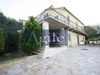 Rustico in Vendita a Monsampolo del Tronto, 350'000€, 400 m²