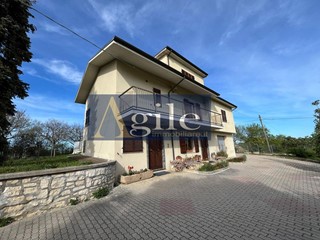 Villa in Vendita a Offida, 380'000€, 323 m²