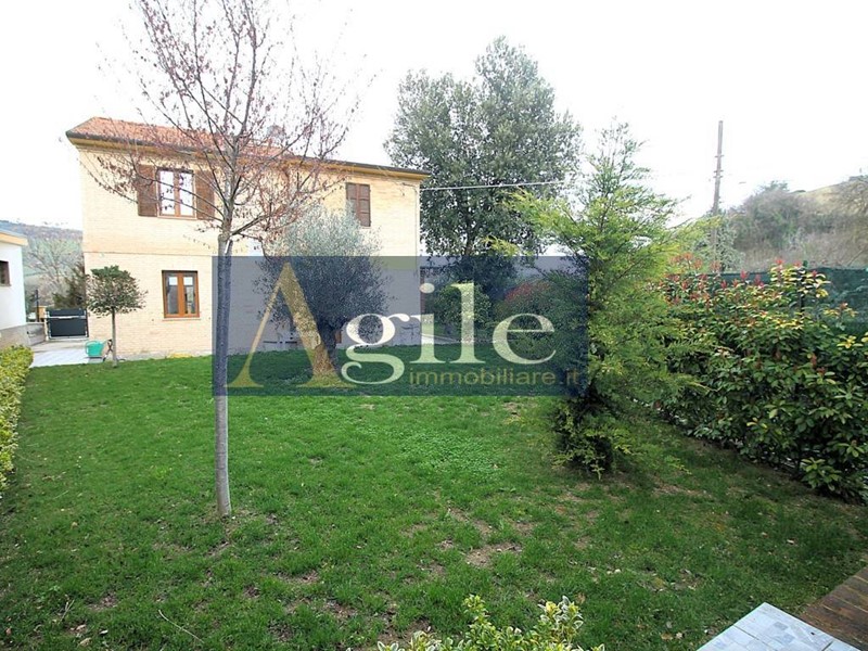 Villa in Vendita a Montefiore dell'Aso, 280'000€, 207 m²
