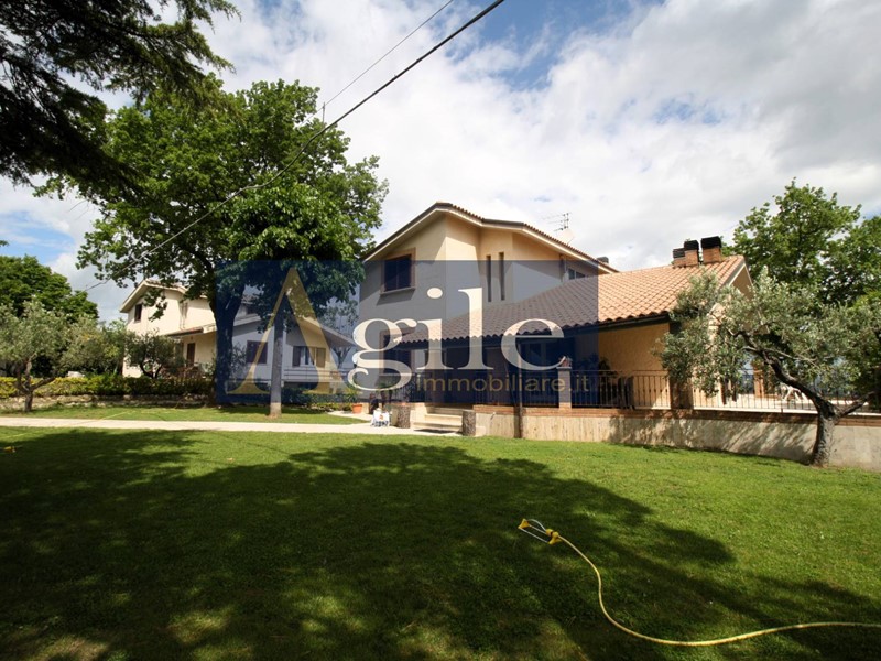 Villa in Vendita a Ancarano, 380'000€, 340 m²