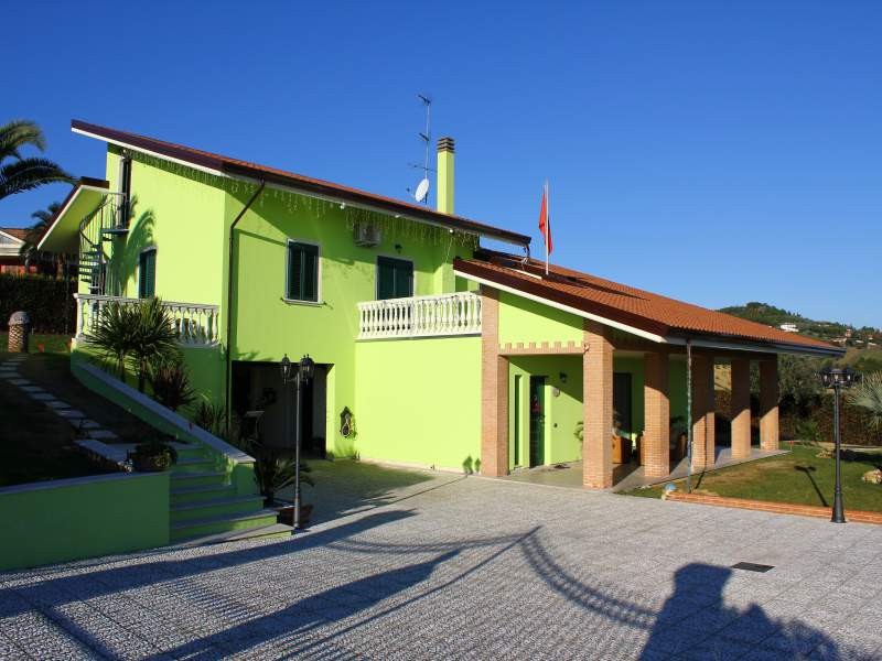 Villa in Vendita a Martinsicuro, 679'000€, 410 m²