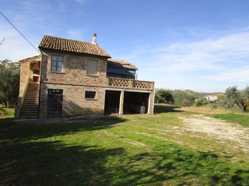 Rustico in Vendita a Monsampolo del Tronto, 180'000€, 210 m²