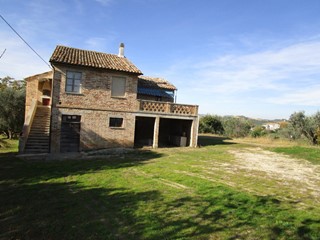 Rustico in Vendita a Monsampolo del Tronto, 180'000€, 210 m²