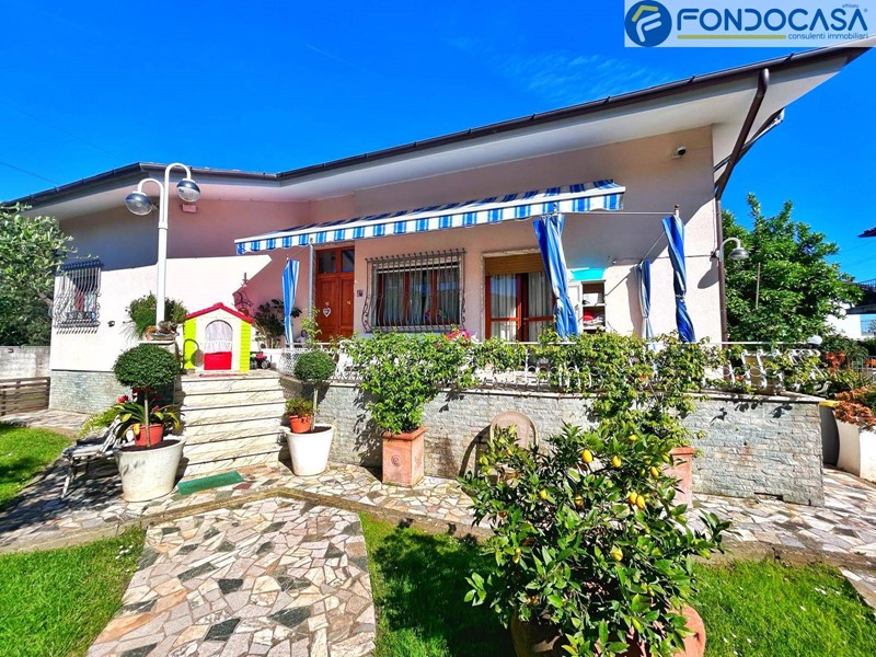 Villa in Vendita a Pietrasanta, 990'000€, 245 m²
