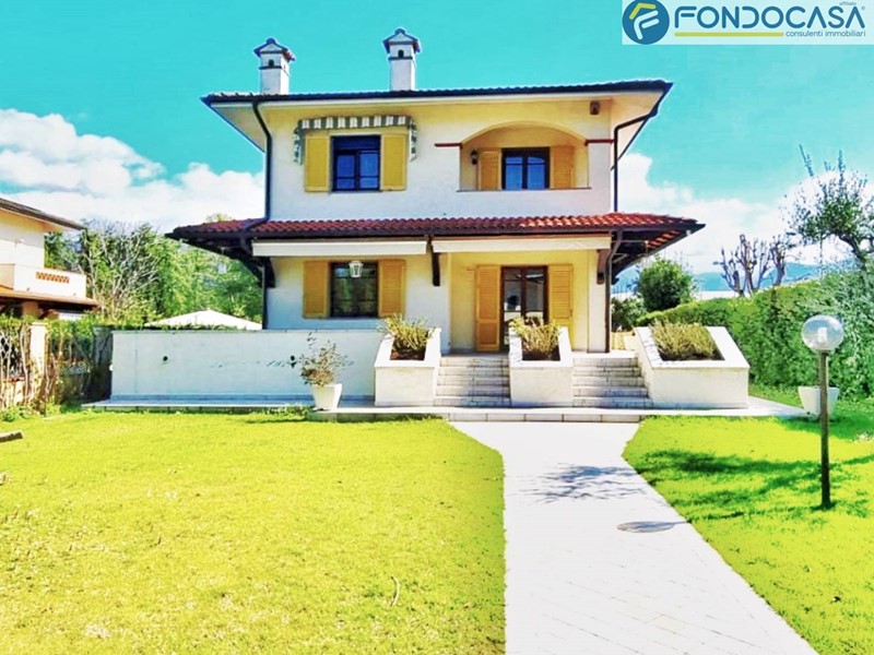 Villa in Vendita a Forte dei Marmi, 2'500'000€, 240 m²