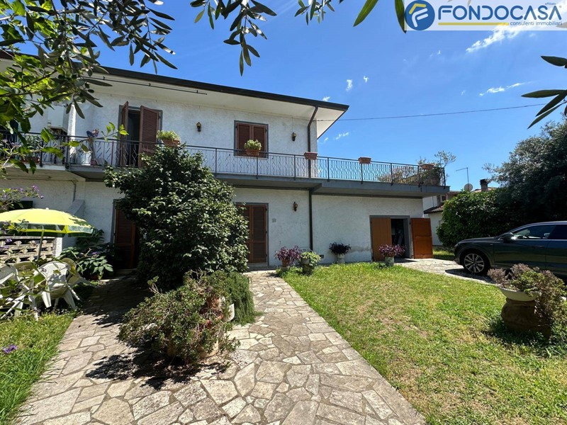 Casa Semi Indipendente in Vendita a Seravezza, 500'000&euro;, 180 m²