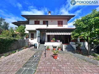 Villa in Vendita a Pietrasanta, 540'000€, 141 m²