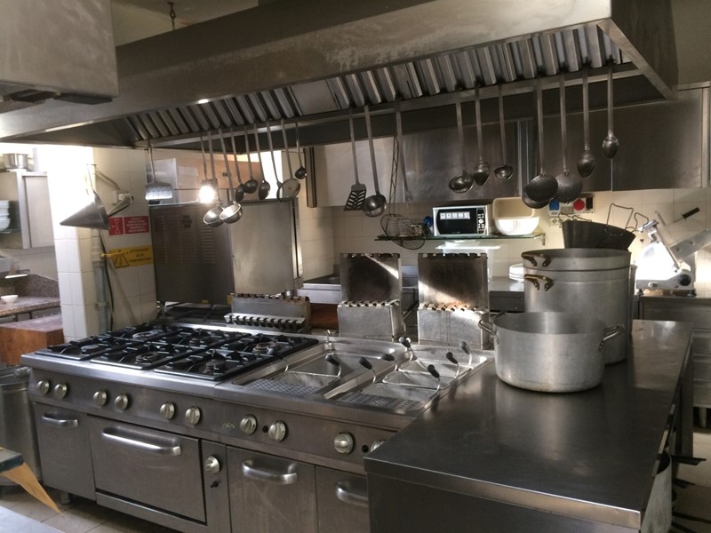 Attività commerciale in Affitto a Pisa, 4'500€, 300 m²