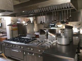 Attività commerciale in Affitto a Pisa, 4'500€, 300 m²