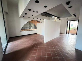 Attività commerciale in Affitto a Pisa, 700€, 70 m²