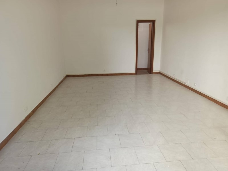 Attività commerciale in Affitto a Pisa, 380€, 33 m²