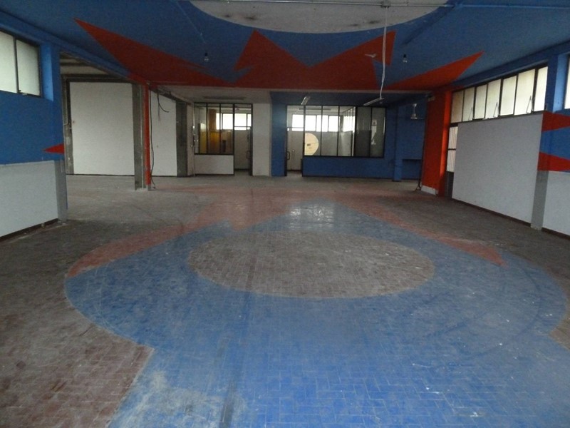 Attività commerciale in Affitto a Cascina, 3'000€, 400 m²