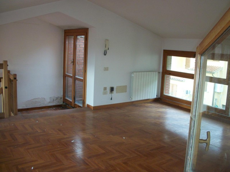 Casa Indipendente in Affitto a San Giuliano Terme, 1'500€, 300 m²