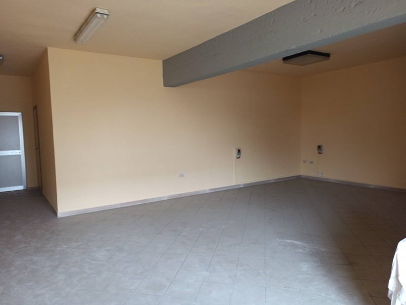 Attività commerciale in Affitto a San Giuliano Terme, 1'600€, 120 m²