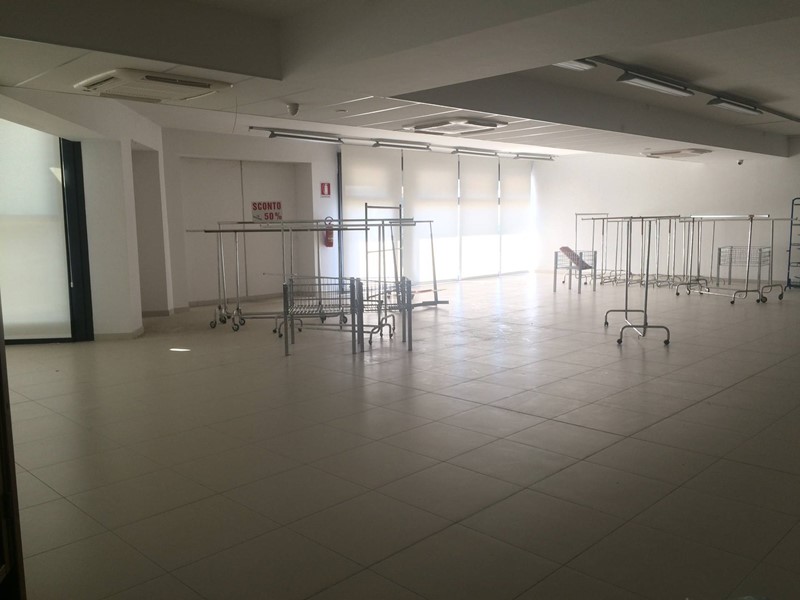 Attività commerciale in Affitto a Cascina, 3'500€, 350 m²