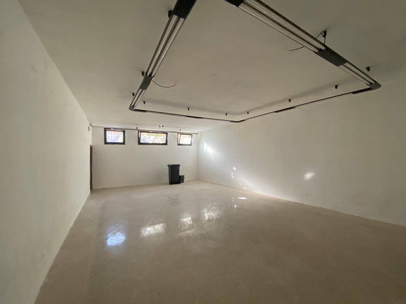 Attività commerciale in Affitto a Cascina, 1'200€, 150 m²