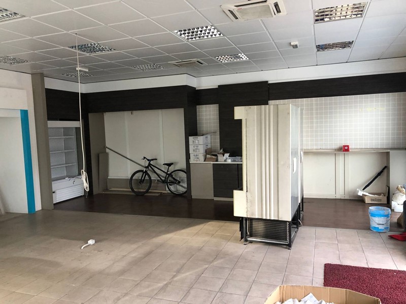 Attività commerciale in Affitto a Cascina, 650€, 80 m²