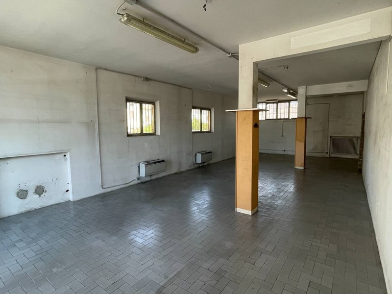 Attività commerciale in Affitto a Pisa, 3'000€, 265 m²