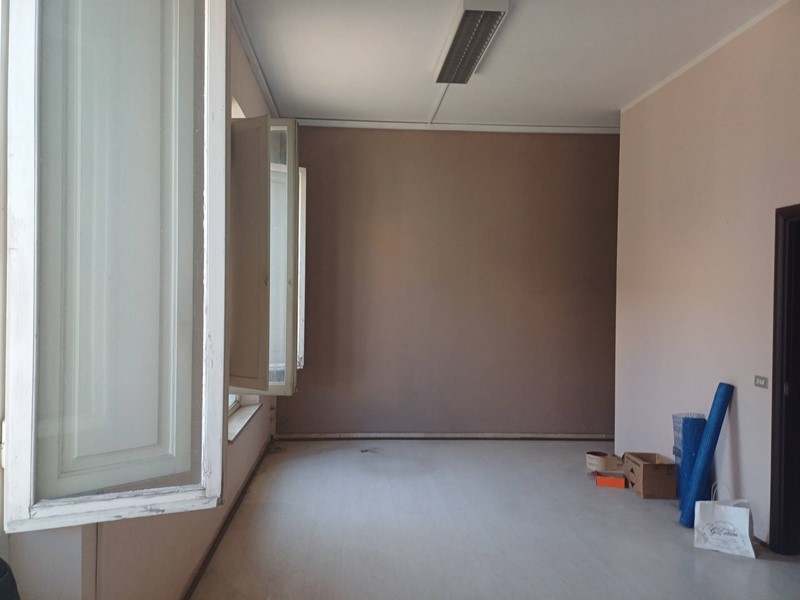Ufficio in Affitto a Cascina, 400€, 70 m²