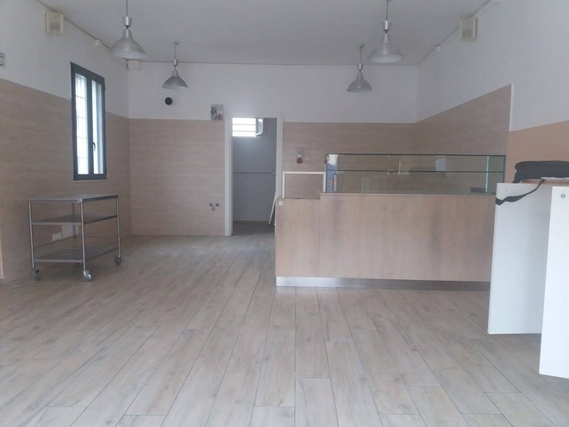 Attività commerciale in Affitto a San Giuliano Terme, 700€, 67 m²
