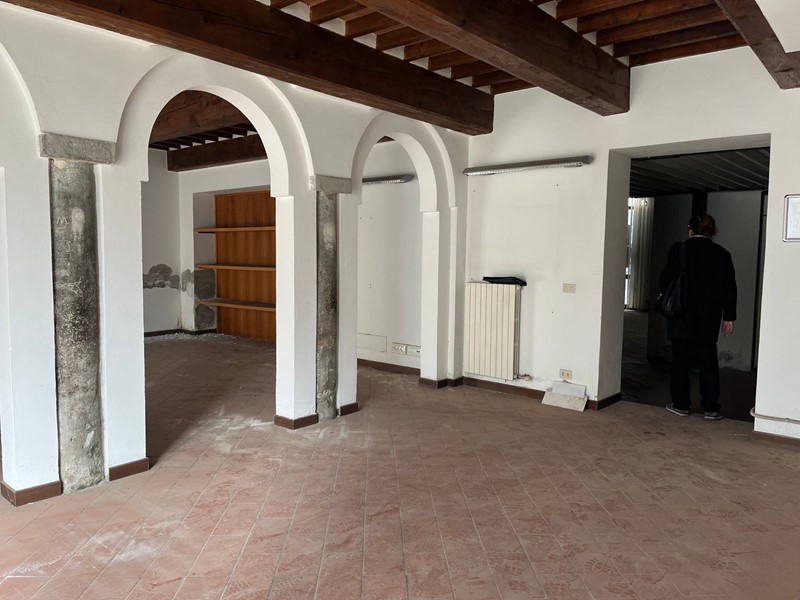 Attività commerciale in Affitto a Pisa, 3'500€, 280 m²