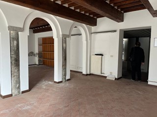 Attività commerciale in Affitto a Pisa, 3'500€, 280 m²