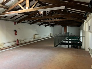 Magazzino in Affitto a Pisa, 1'500€, 200 m²