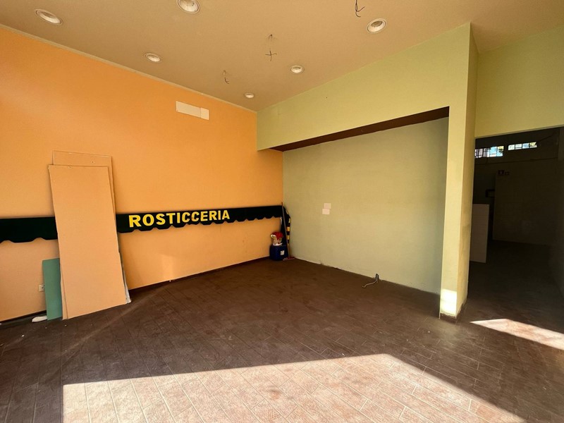 Attività commerciale in Affitto a Pisa, 600€, 45 m²