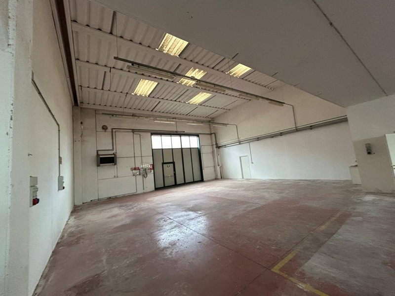 Attività commerciale in Affitto a Cascina, 2'100€, 450 m²