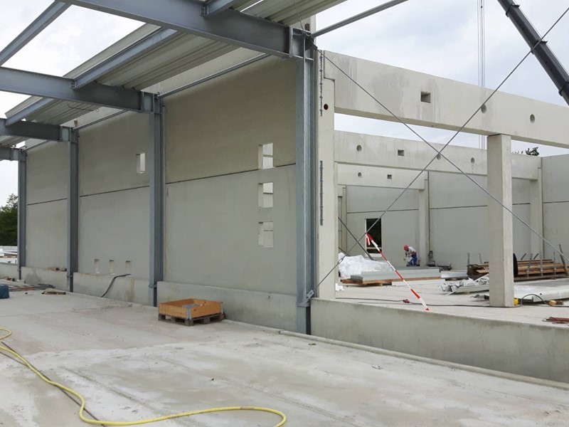 Capannone in Vendita a Cascina, 970'000€, 3450 m²