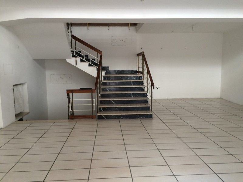 Attività commerciale in Affitto a Pisa, 3'500€, 330 m²