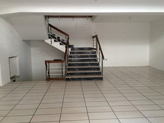 Attività commerciale in Affitto a Pisa, 3'500€, 330 m²