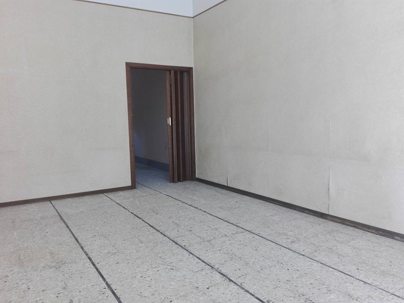 Attività commerciale in Affitto a Calcinaia, 460€, 40 m²