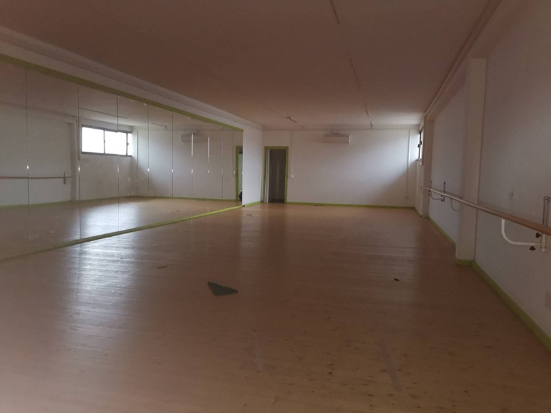 Attività commerciale in Affitto a Calcinaia, 2'000€, 680 m²