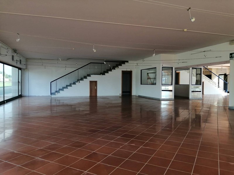 Attività commerciale in Affitto a Casciana Terme Lari, 5'400€, 1150 m²