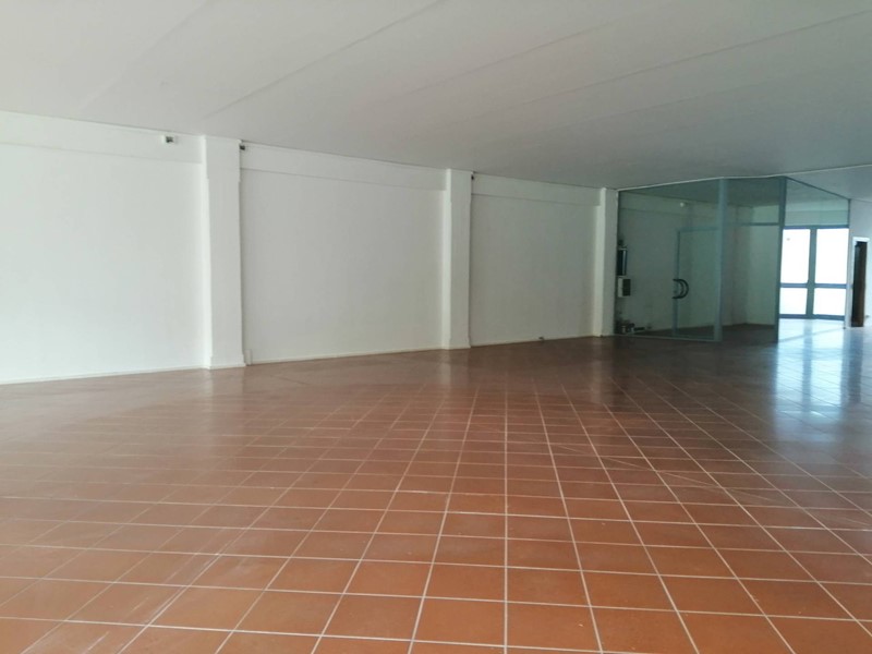Attività commerciale in Affitto a Casciana Terme Lari, 2'000€, 405 m²