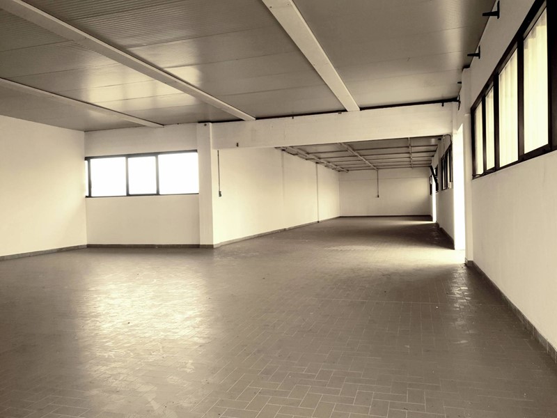 Attività commerciale in Affitto a Pontedera, 2'000€, 300 m²