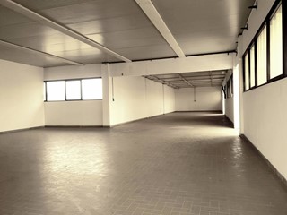 Attività commerciale in Affitto a Pontedera, 2'000€, 300 m²