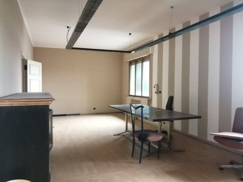 Ufficio in Affitto a Ponsacco, 1'500€, 200 m²